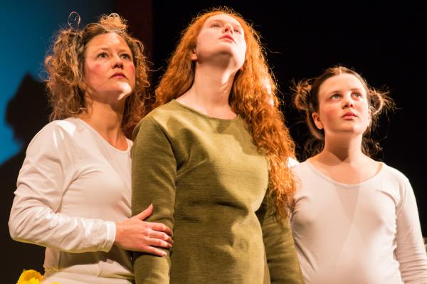 Mercy Lewis, Abigaïl Williams et Betty Parris (Elina Gambarella)